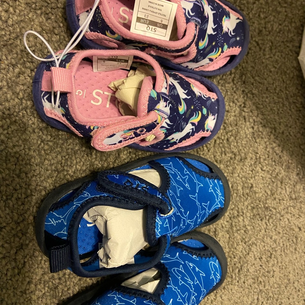 Boys/girls water shoes quick dry. Boy size 6. Girl size 5